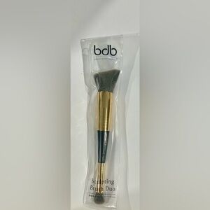 Women’s sculpting, makeup brush duo.NWOT